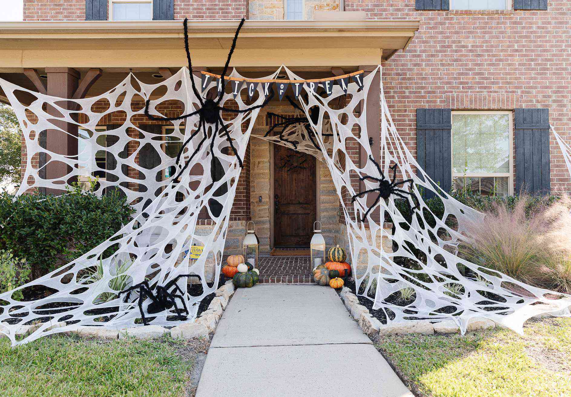 42 Quick DIY Halloween Door Decoration Ideas Under One Hour 4 Halloween door decorating ideas main 7c9c8b9d1189455d9c1f1284588f6e5a