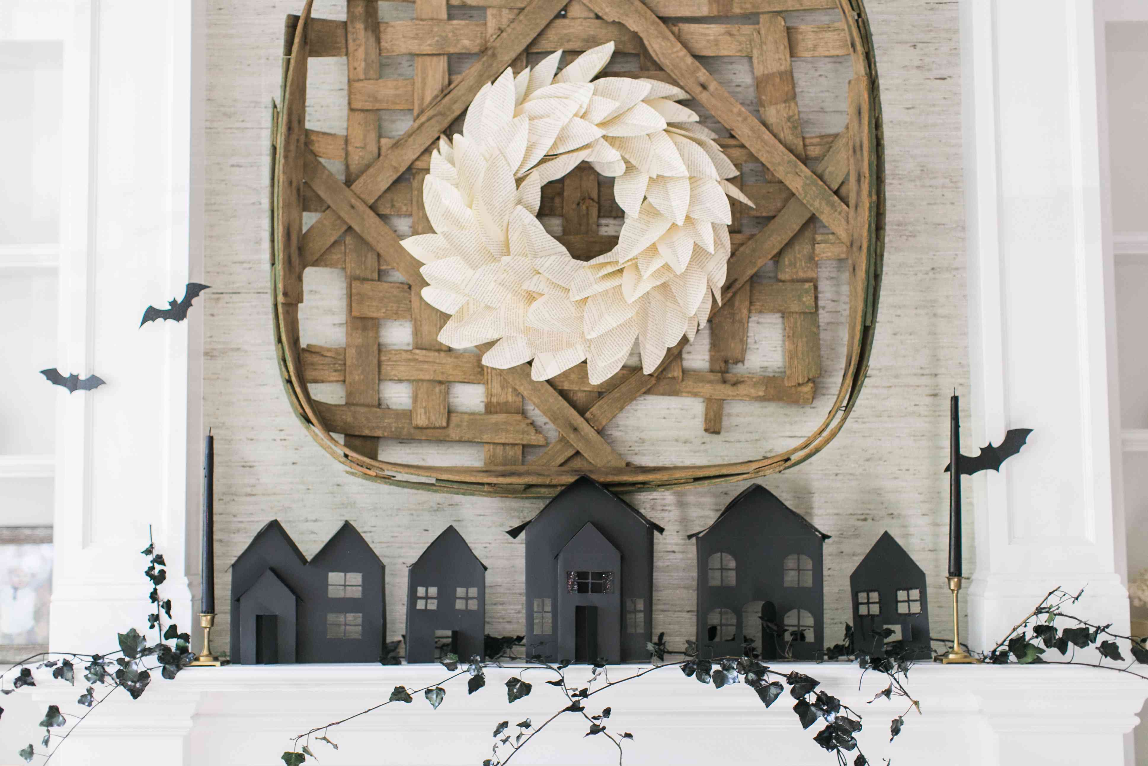 28 Creative Halloween Decorating Ideas to Start Now 1 HalloweenTour 001 7b6883402580459788b702fa7fc5ee54