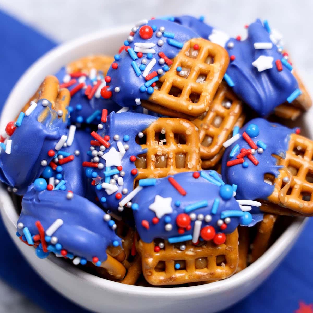 4th of July Caramel Pretzel Sandwiches 1 4th of July Caramel Pretzel Sandwiches