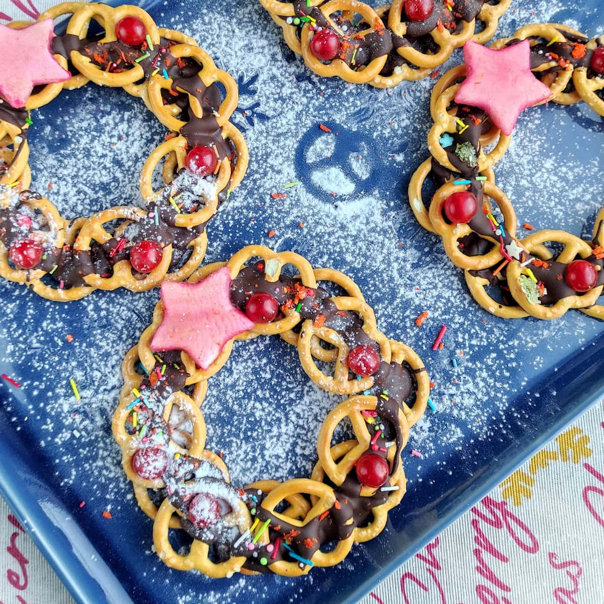 Merry Christmas Wreath Pretzels 1 christmas wreath pretzels featured image