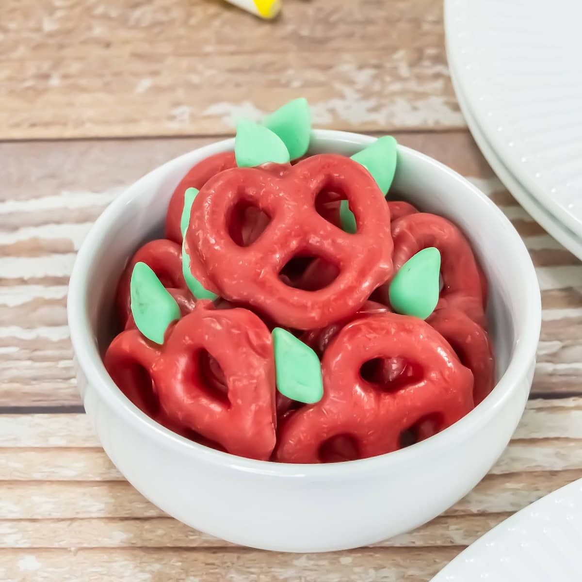 Back-to-School Apple Pretzel Treats 1 apple pretzel treats featured image