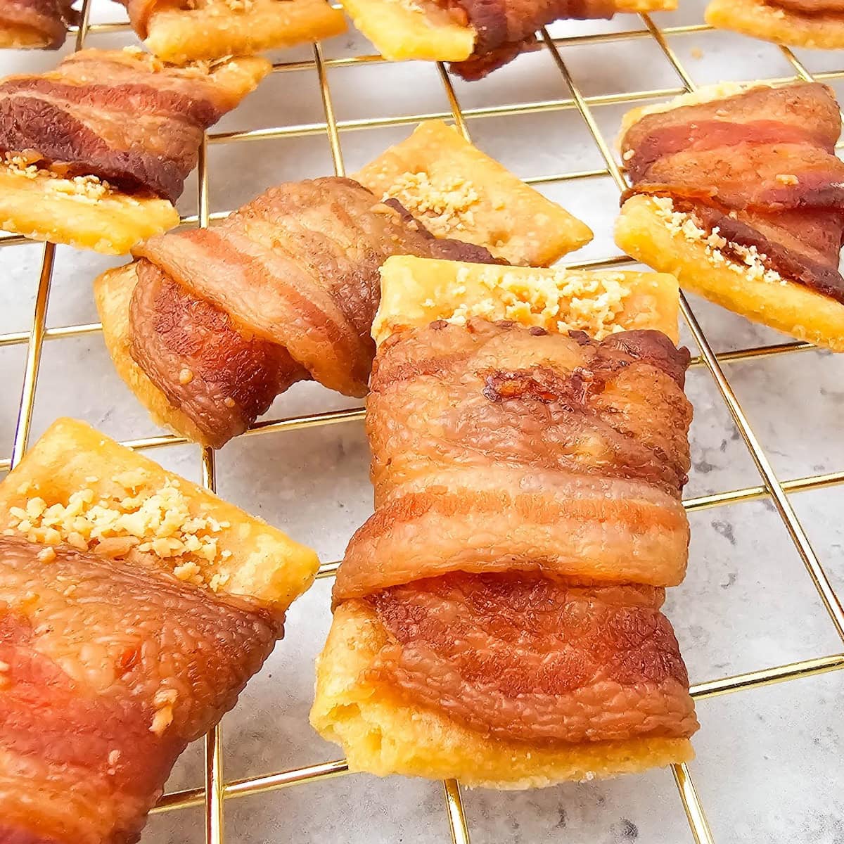 bacon wrapped crackers featured image