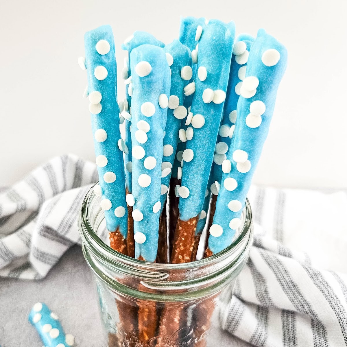 Blue Candy Coated Pretzel Rods Recipe 1 blue candy coated pretzel rods featured image