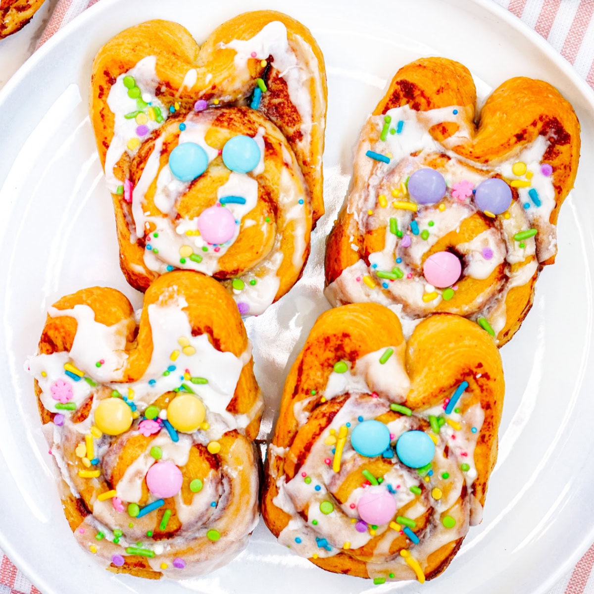 3-Ingredient Bunny Cinnamon Rolls 1 bunny cinnamon rolls featured image
