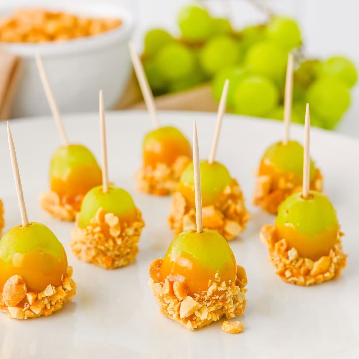 Caramel-Dipped Grapes with Peanuts 1 caramel-dipped grapes featured image