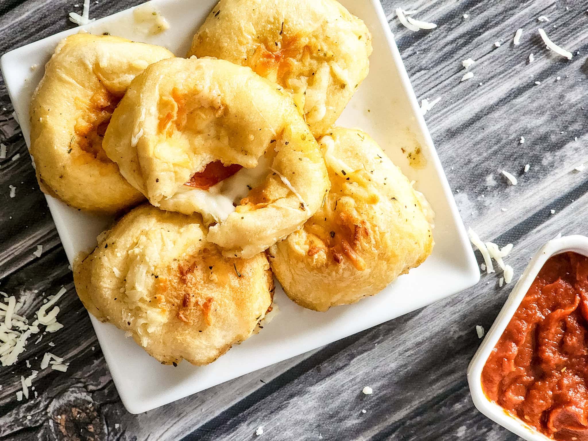 cheesy pepperoni pizza biscuits