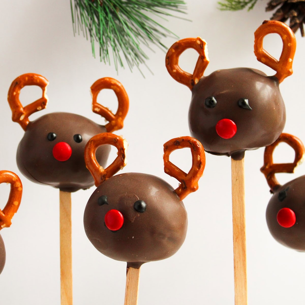 Chocolate Reindeer Cake Pops 1 reindeer cake pops featured image