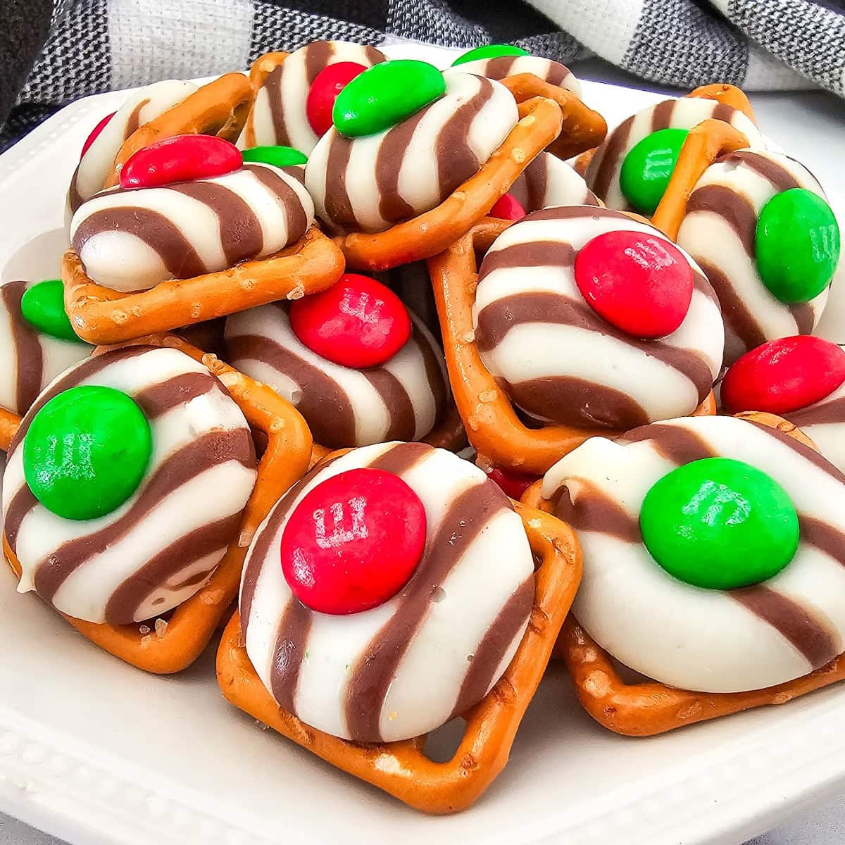 Christmas M&Ms Pretzel Hugs 1 Christmas M&Ms Pretzel Hugs