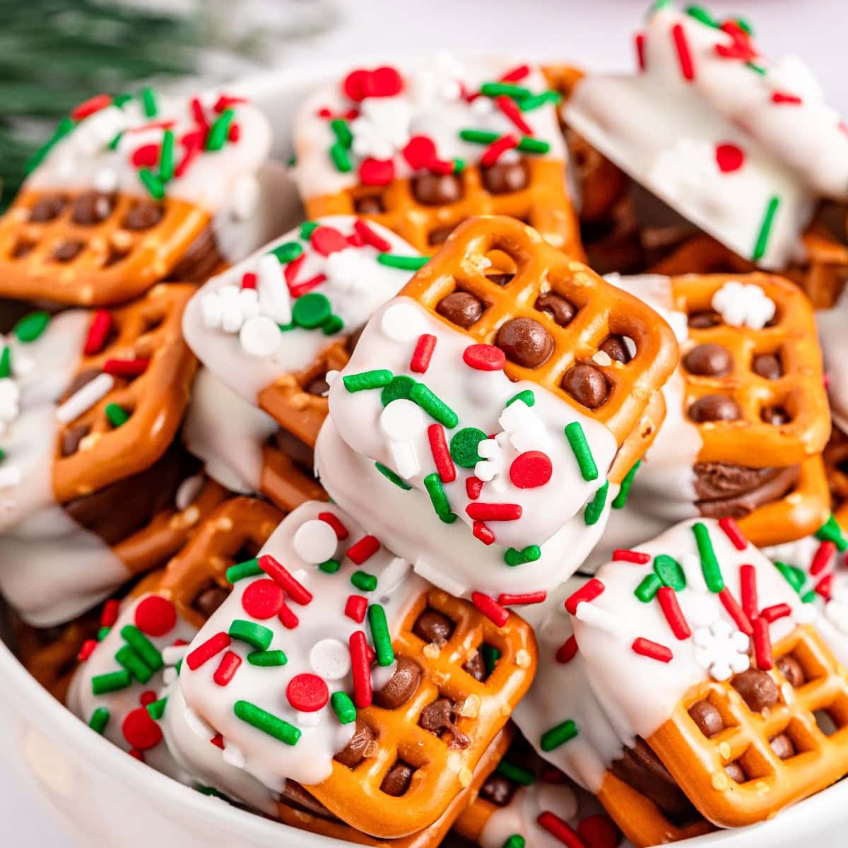 Christmas Rolo Pretzel Sandwiches 1 christmas rolo pretzel sandwiches featured image