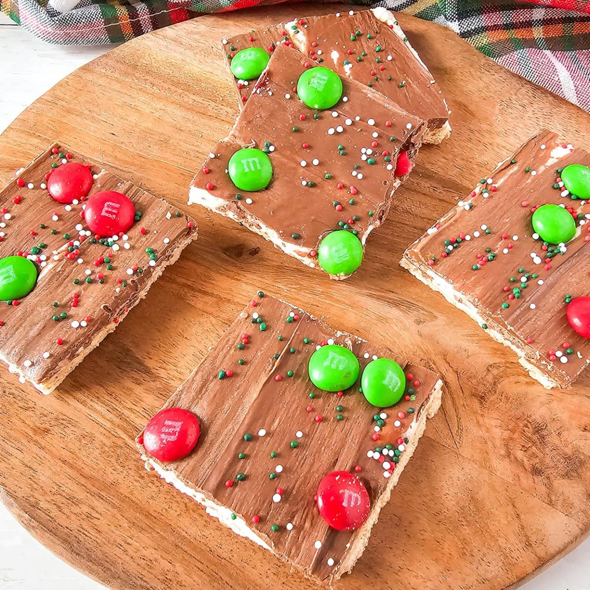 Christmas S’mores Graham Cracker Bark 1 christmas smores graham cracker bark featured image