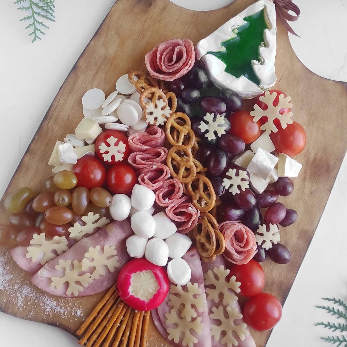 Christmas Tree Charcuterie Board 1 christmas tree charcuterie board featured image