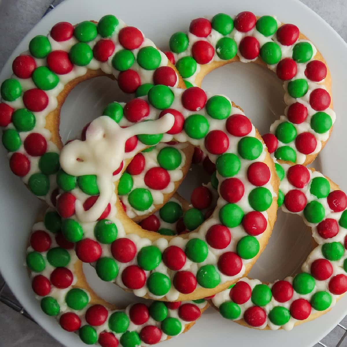 Christmas Wreath Sugar Cookies 1 christmas wreath sugar cookies featured image
