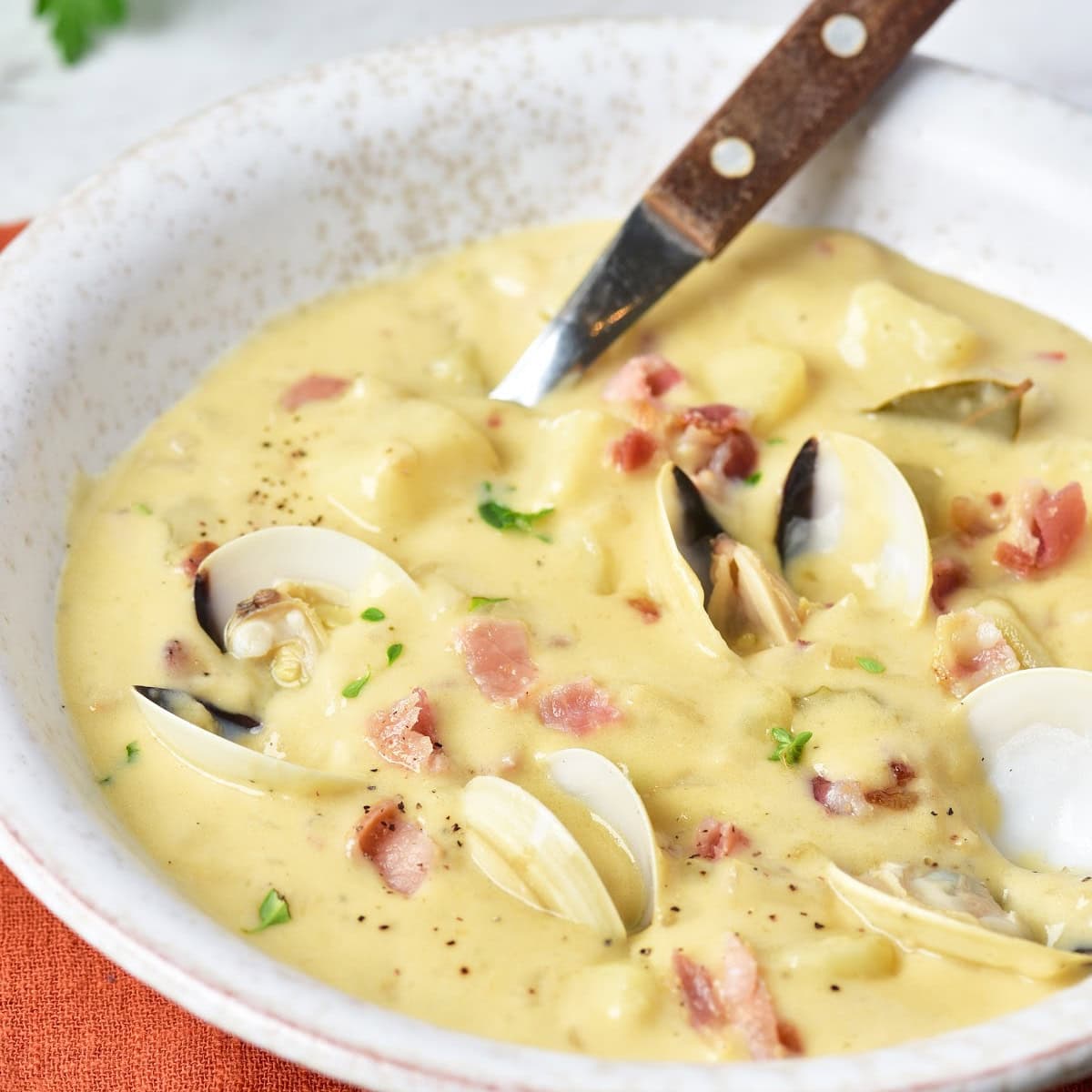 One-Pot Creamy Clam Chowder with Bacon and Potatoes 1 One-Pot Creamy Clam Chowder with Bacon and Potatoes
