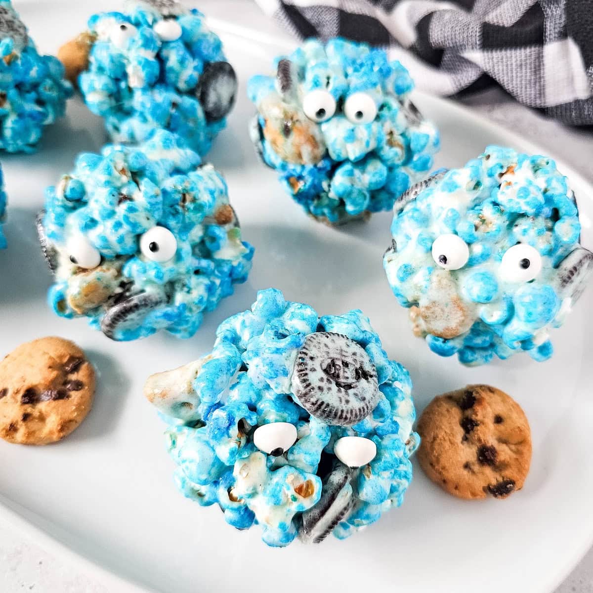 Cookie Monster Popcorn Balls 1 cookie monster popcorn balls featured image