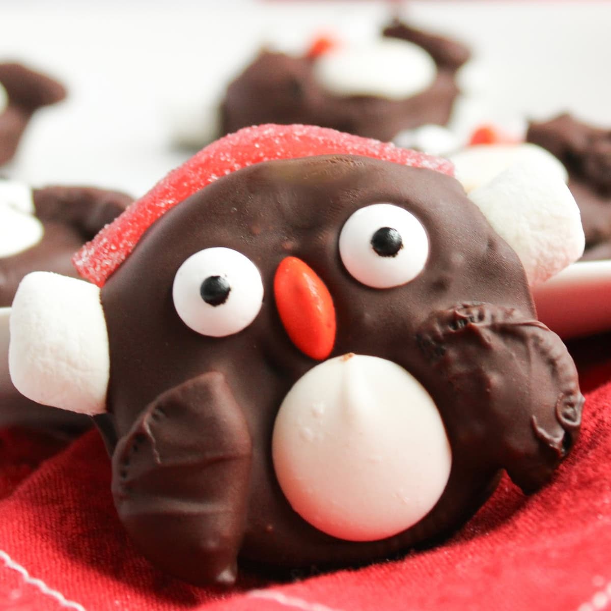 Winter Penguin Oreos 1 winter penguin oreos featured image