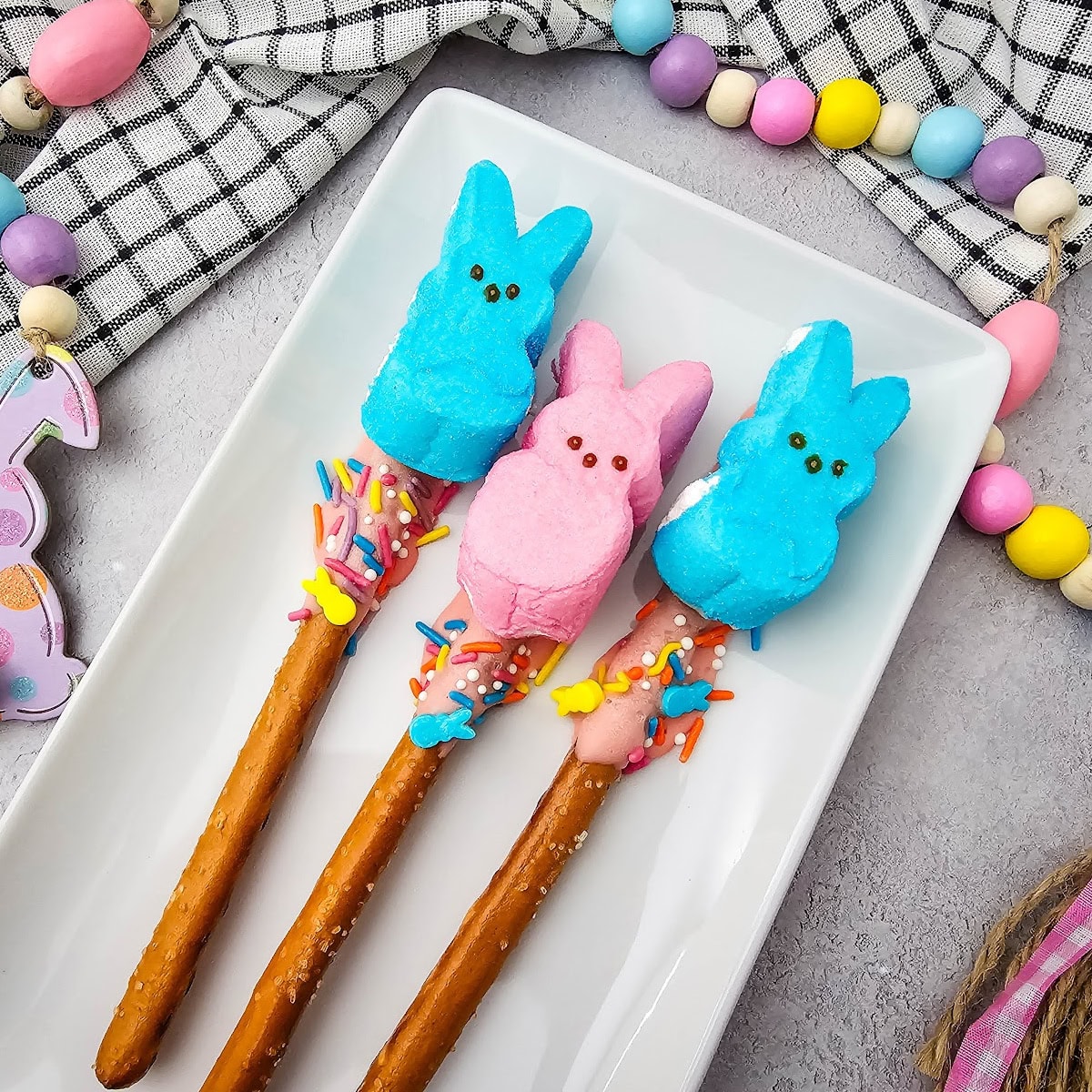 Easter Dipped Pretzel Peeps 1 dipped pretzel peeps featured image