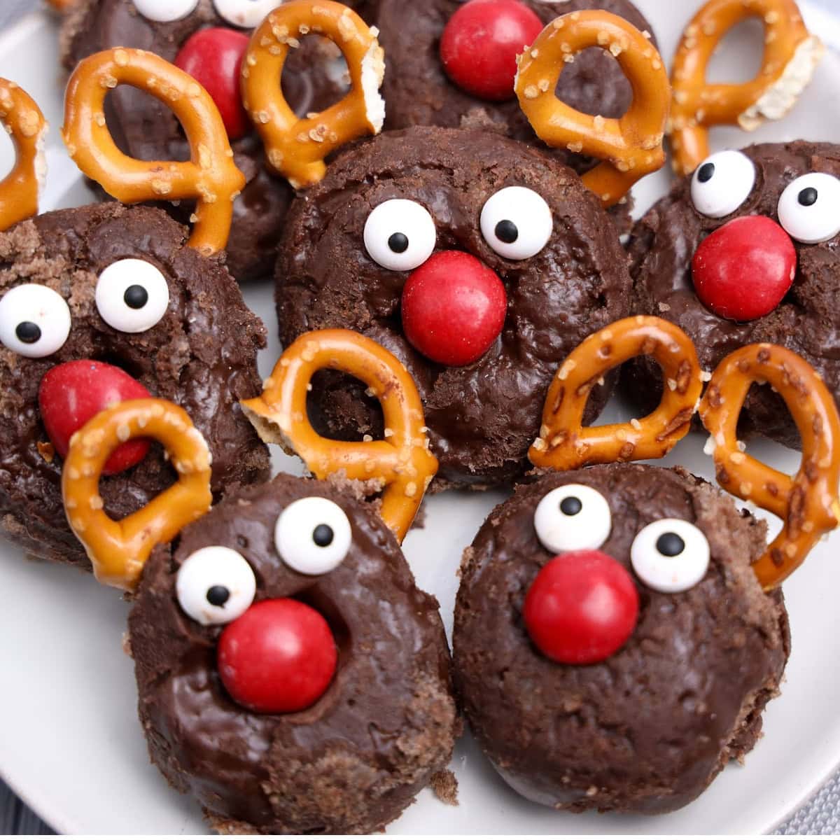 No-Bake Reindeer Mini Donuts 1 reindeer mini donuts featured image