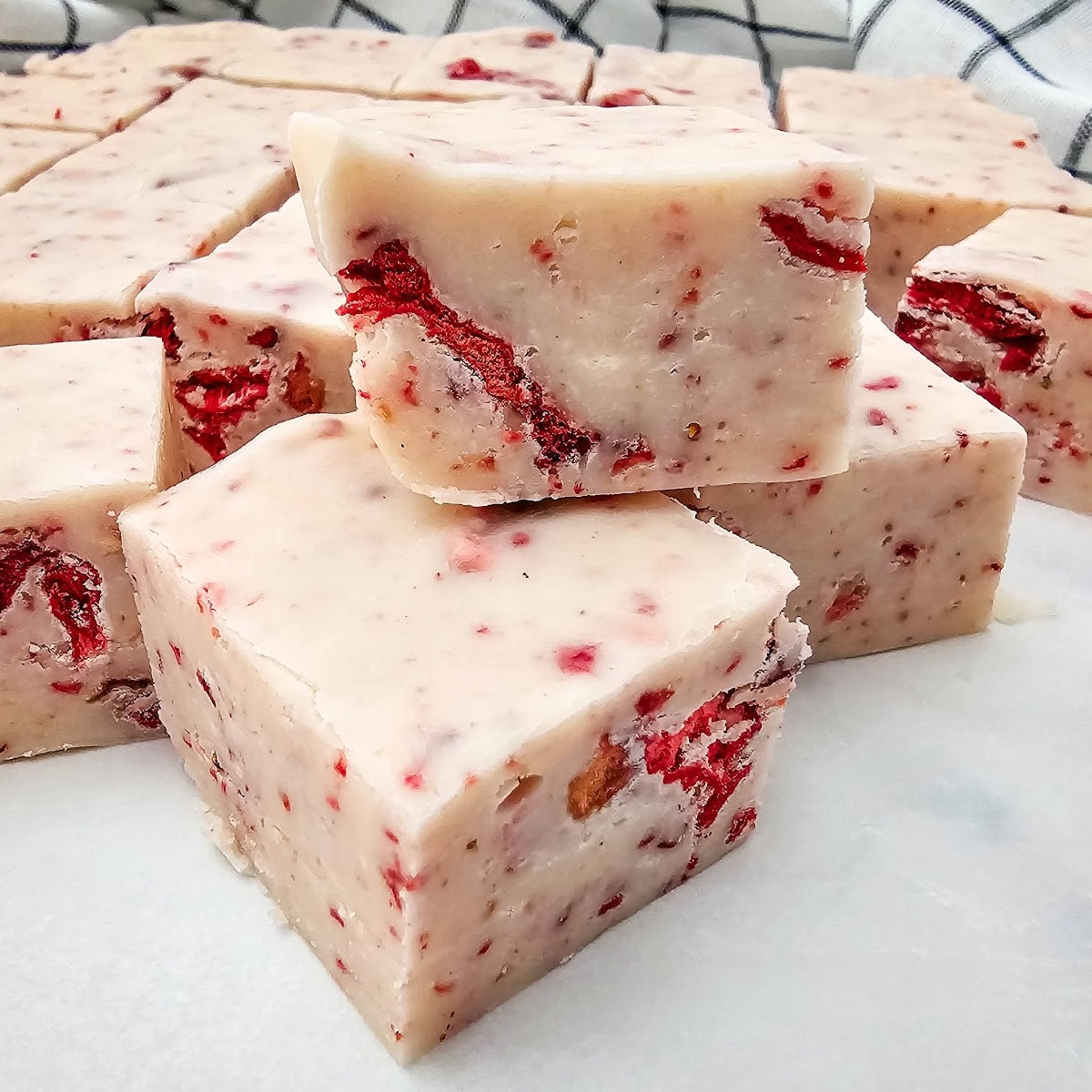 No-Bake Strawberry Fudge Squares 1 strawberry fudge featured image