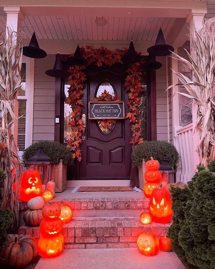 Jack-o-lanterns on porch