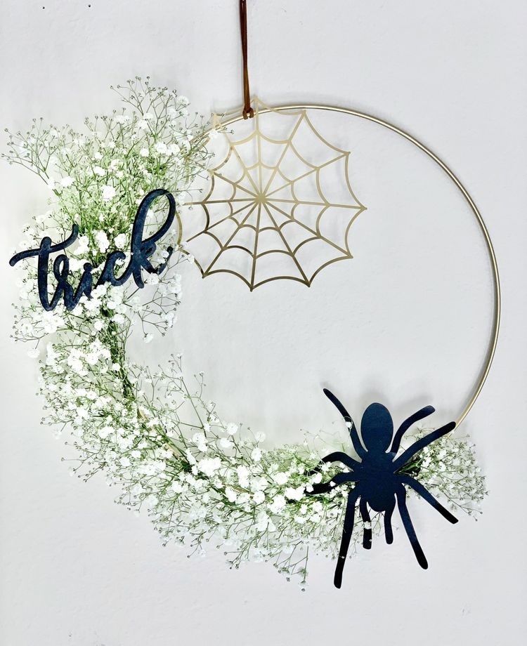 Gold ring wreath with spider