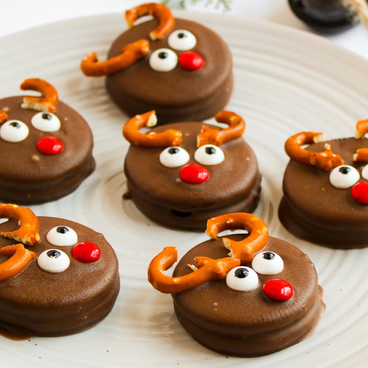 Reindeer Chocolate Covered Oreos 1 reindeer chocolate covered oreos featured image