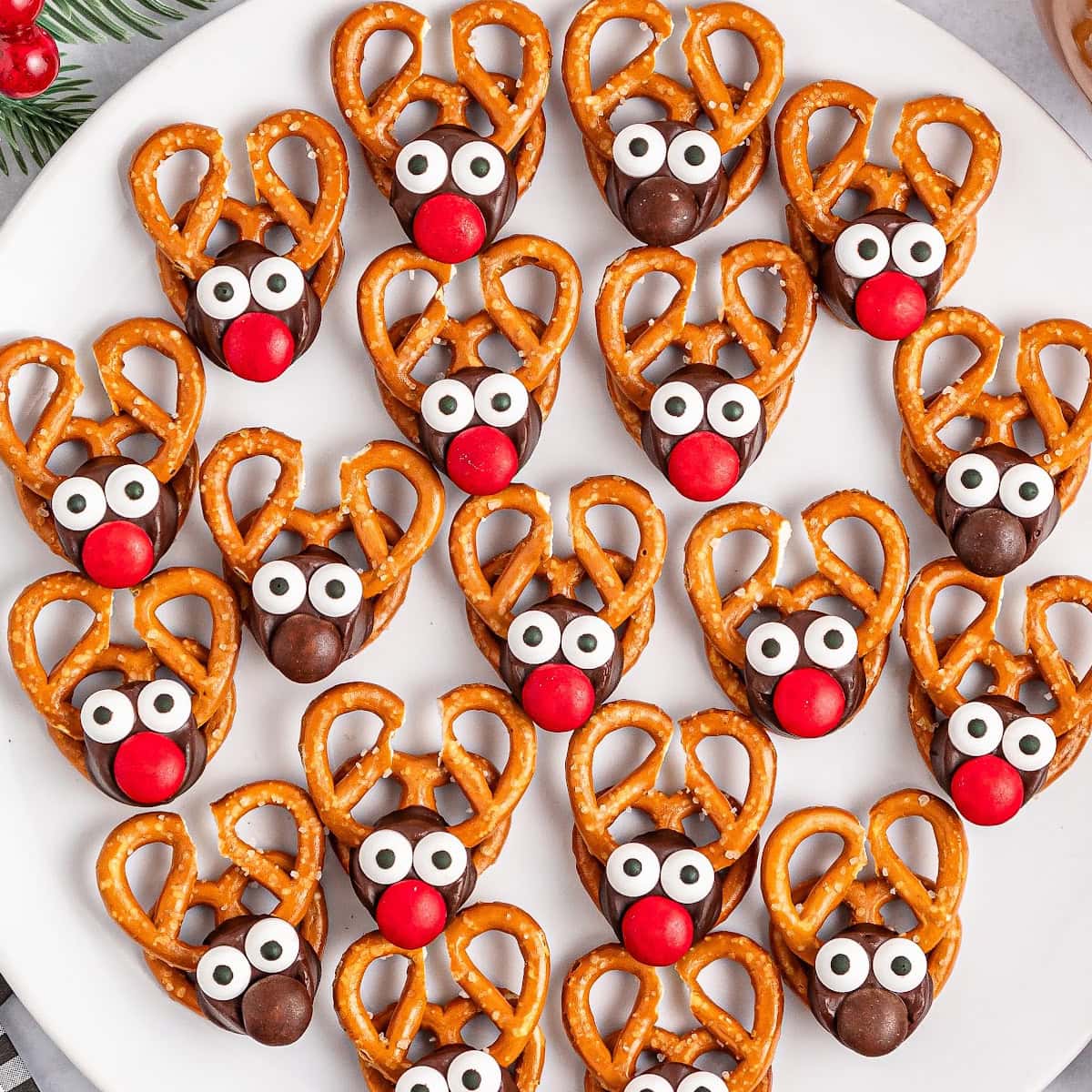 Reindeer Rolo Pretzels 1 reindeer rolo pretzels featured image