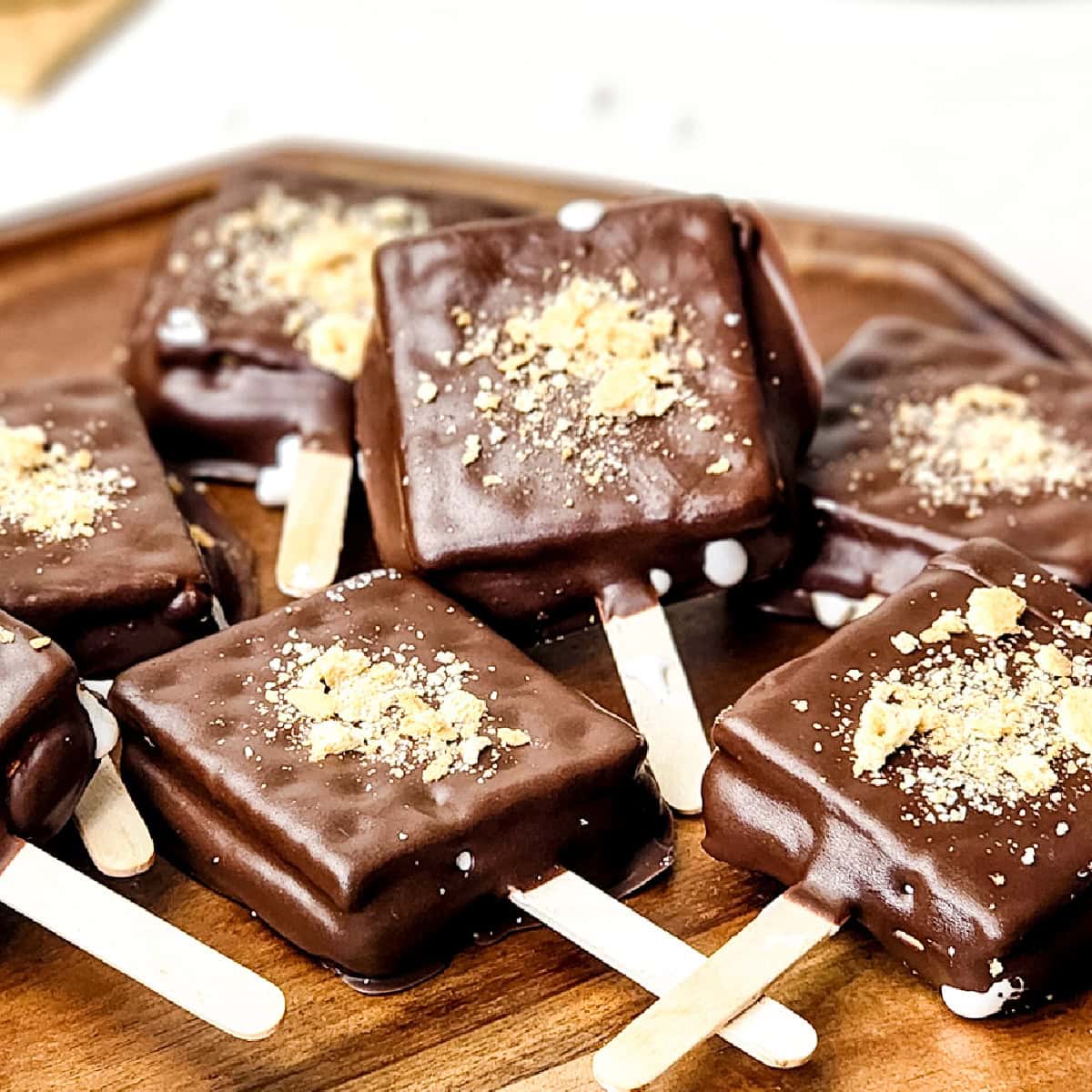 Grab-and-Go S’mores Dessert Pops 1 s'mores pops featured image