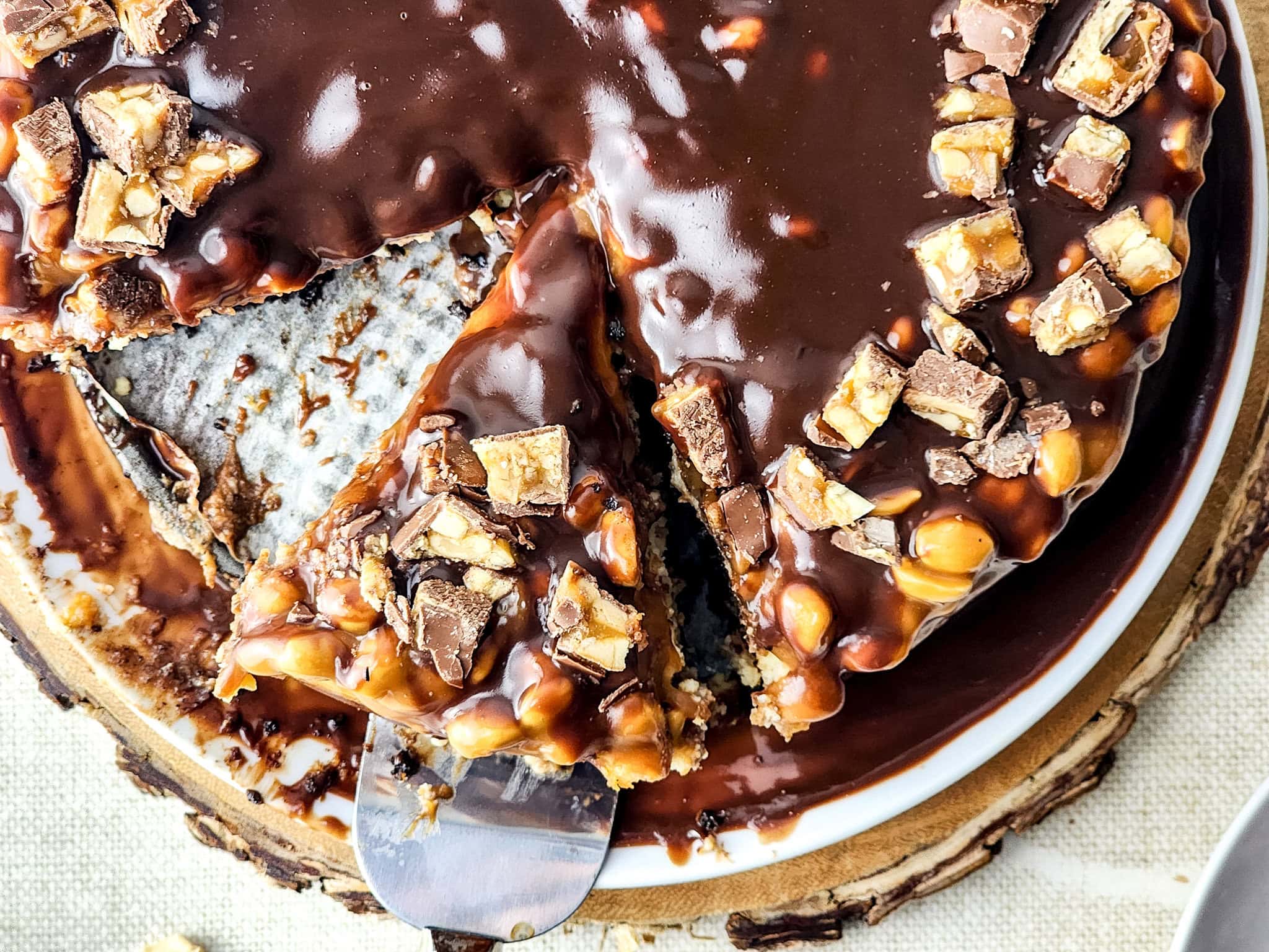 Oreo, Caramel, and Chocolate Heaven: Snickers Cheesecake Recipe 1 Oreo, Caramel, and Chocolate Heaven: Snickers Cheesecake Recipe