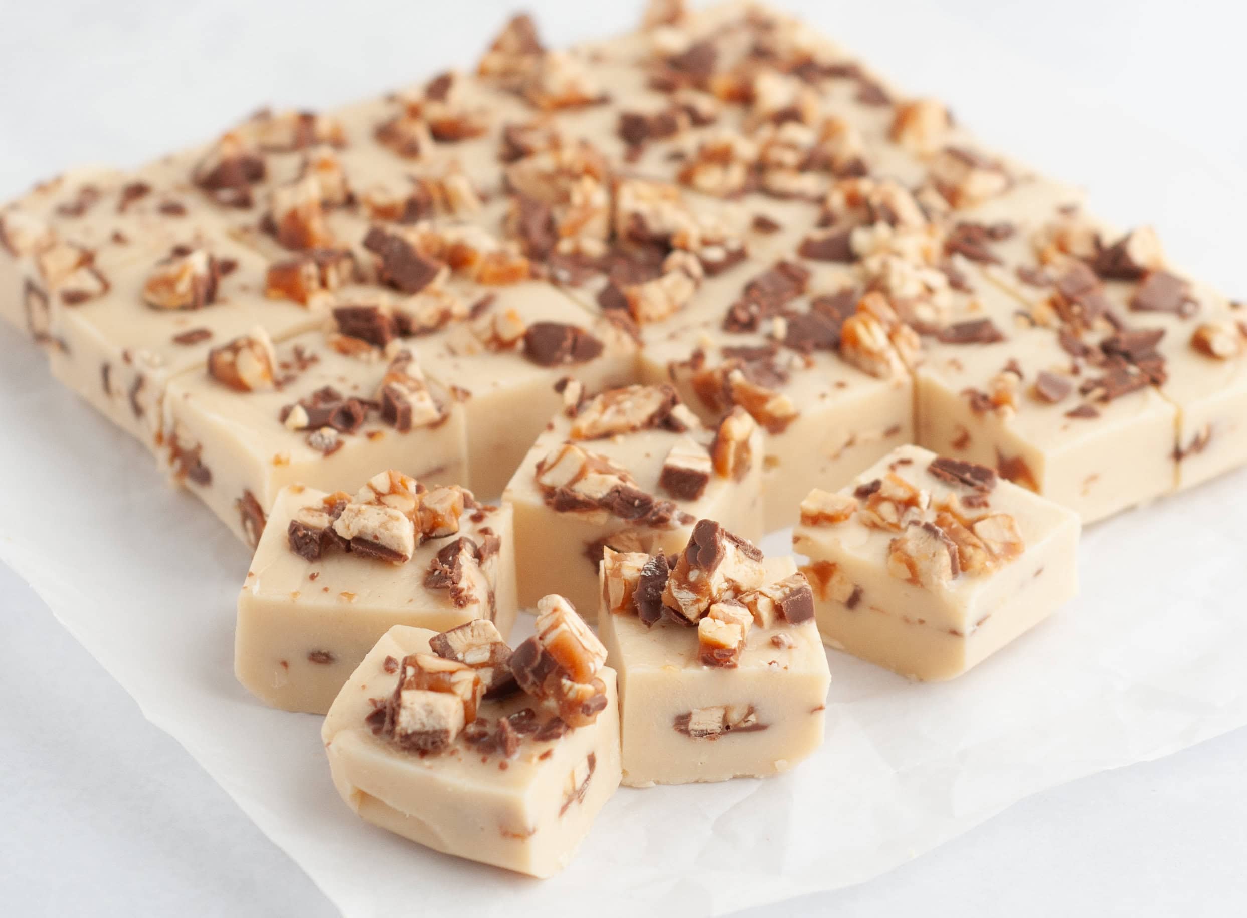 No-Bake Snickers Fudge to Satisfy Your Cravings 1 No-Bake Snickers Fudge to Satisfy Your Cravings
