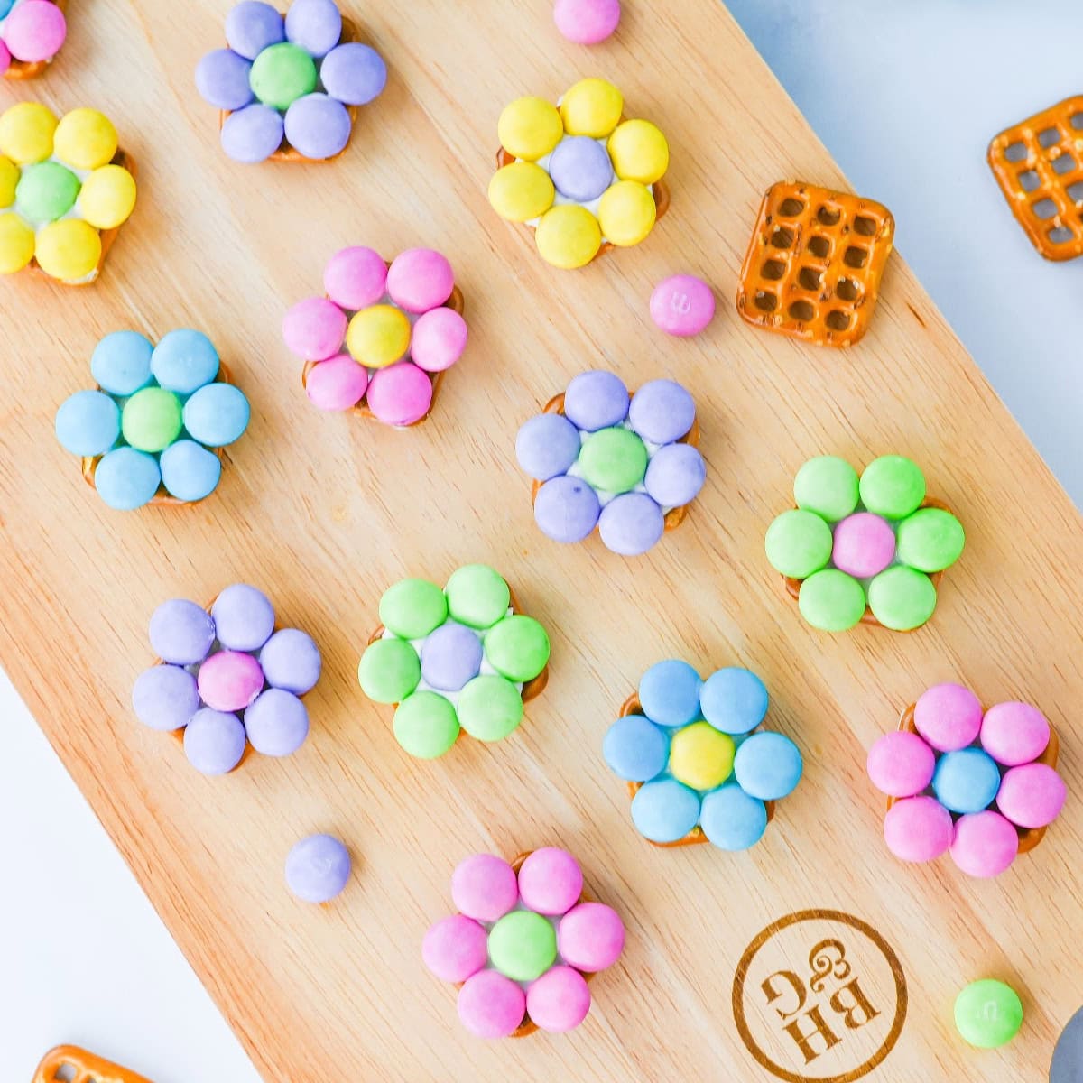 Pastel Candy Spring Flower Pretzels 1 flower pretzels featured image