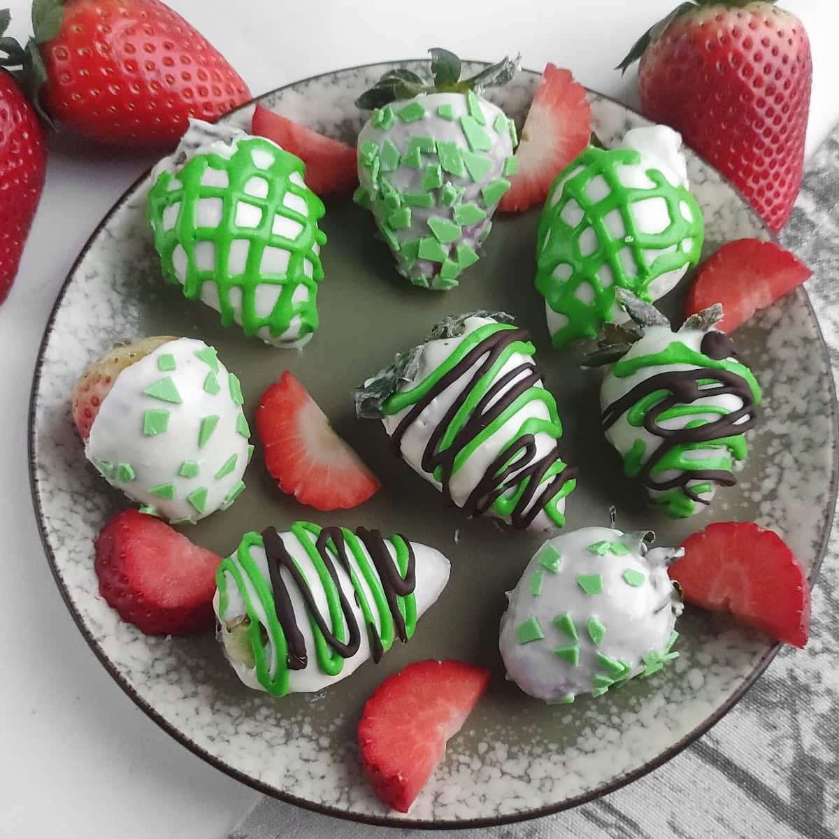 St. Patrick’s Day Chocolate-Covered Strawberries 1 st.patrick day chocolate covered strawberries featured image