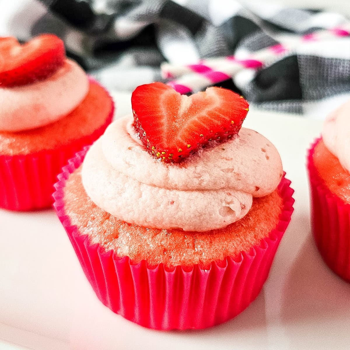 Strawberry Sprinkle Surprise Cupcakes! 1 strawberry sprinkle surprise cupcakes featured image