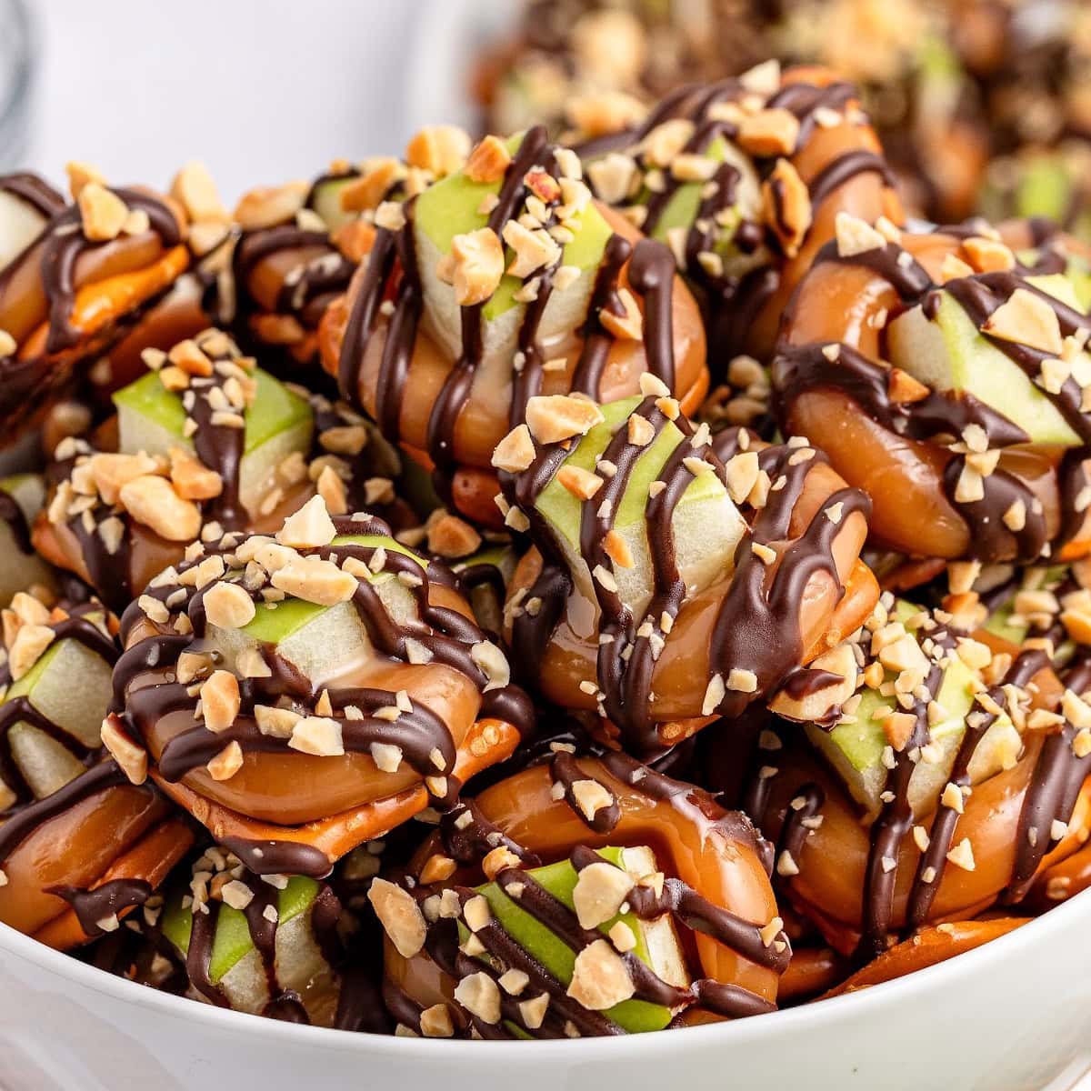 Caramel Apple Pretzel Bites 1 caramel apple pretzel bites featured image