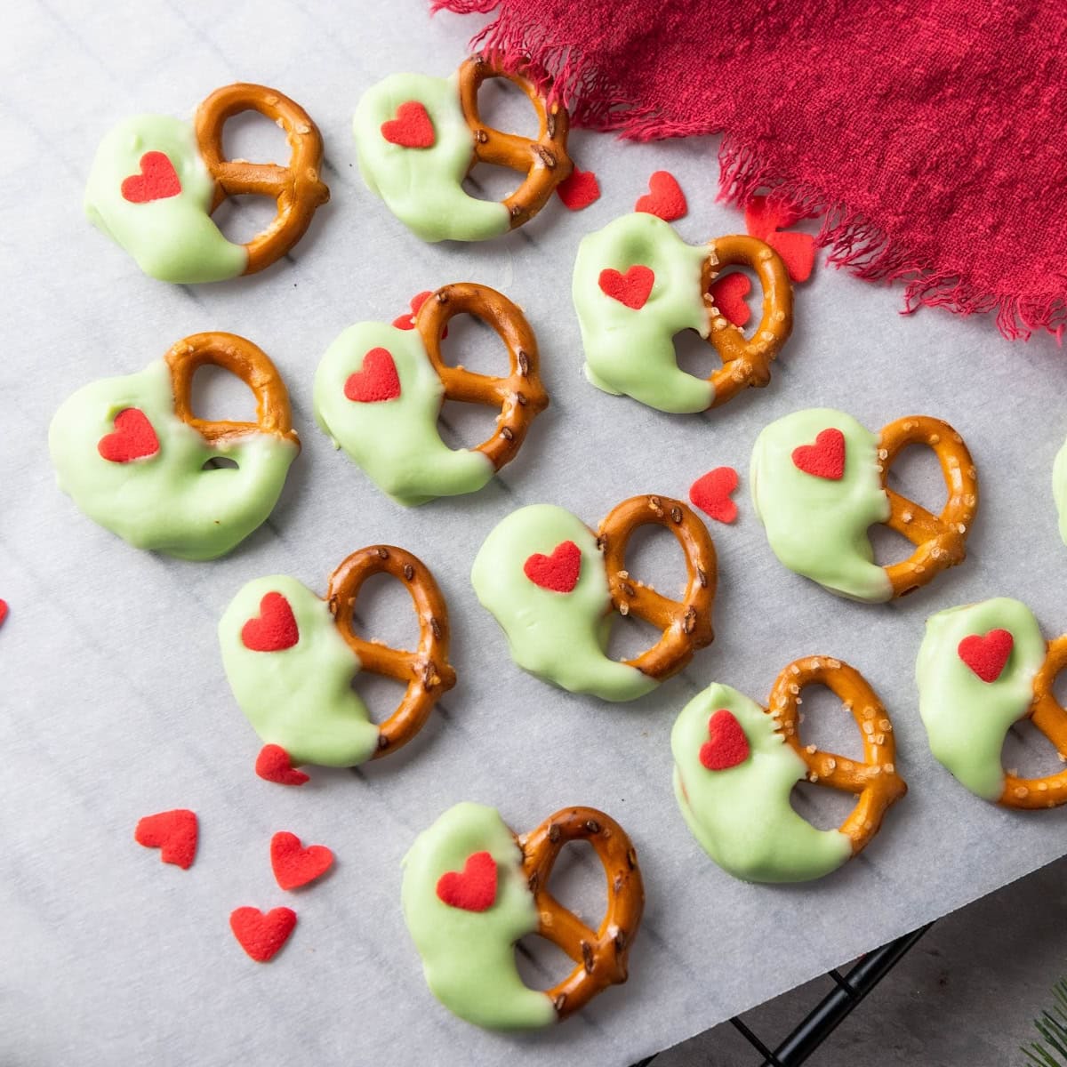 Grinch-Themed Christmas Pretzels 1 christmas pretzel featured image
