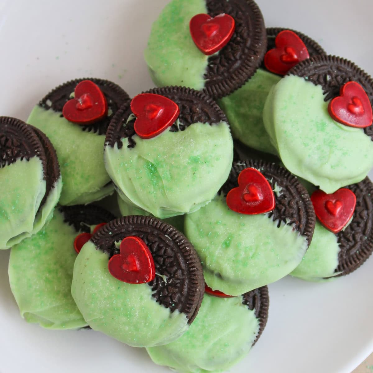 Grinch-Inspired Oreos 1 grinch oreo featured image