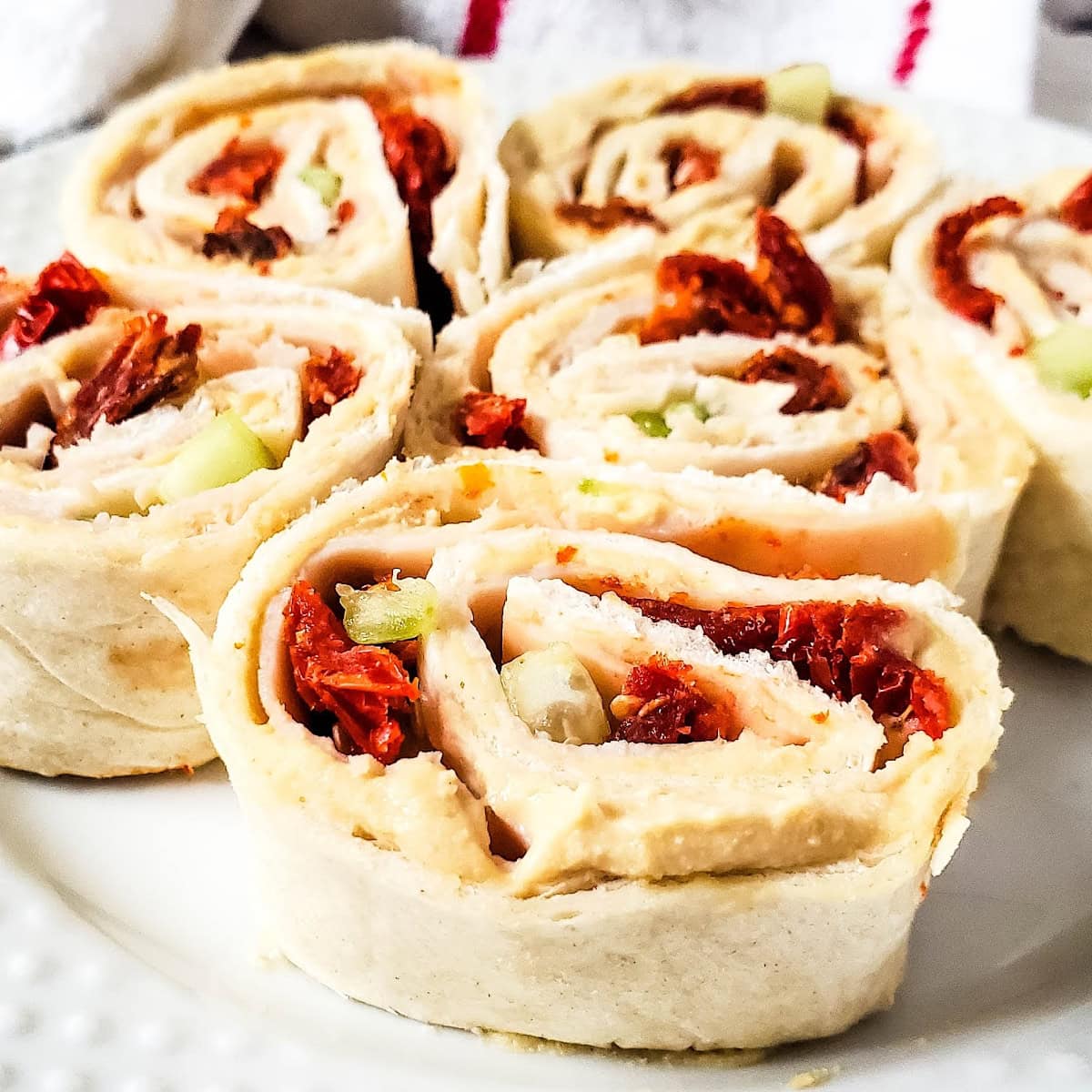 Turkey Hummus Pinwheels 1 turkey hummus pinwheels featured image