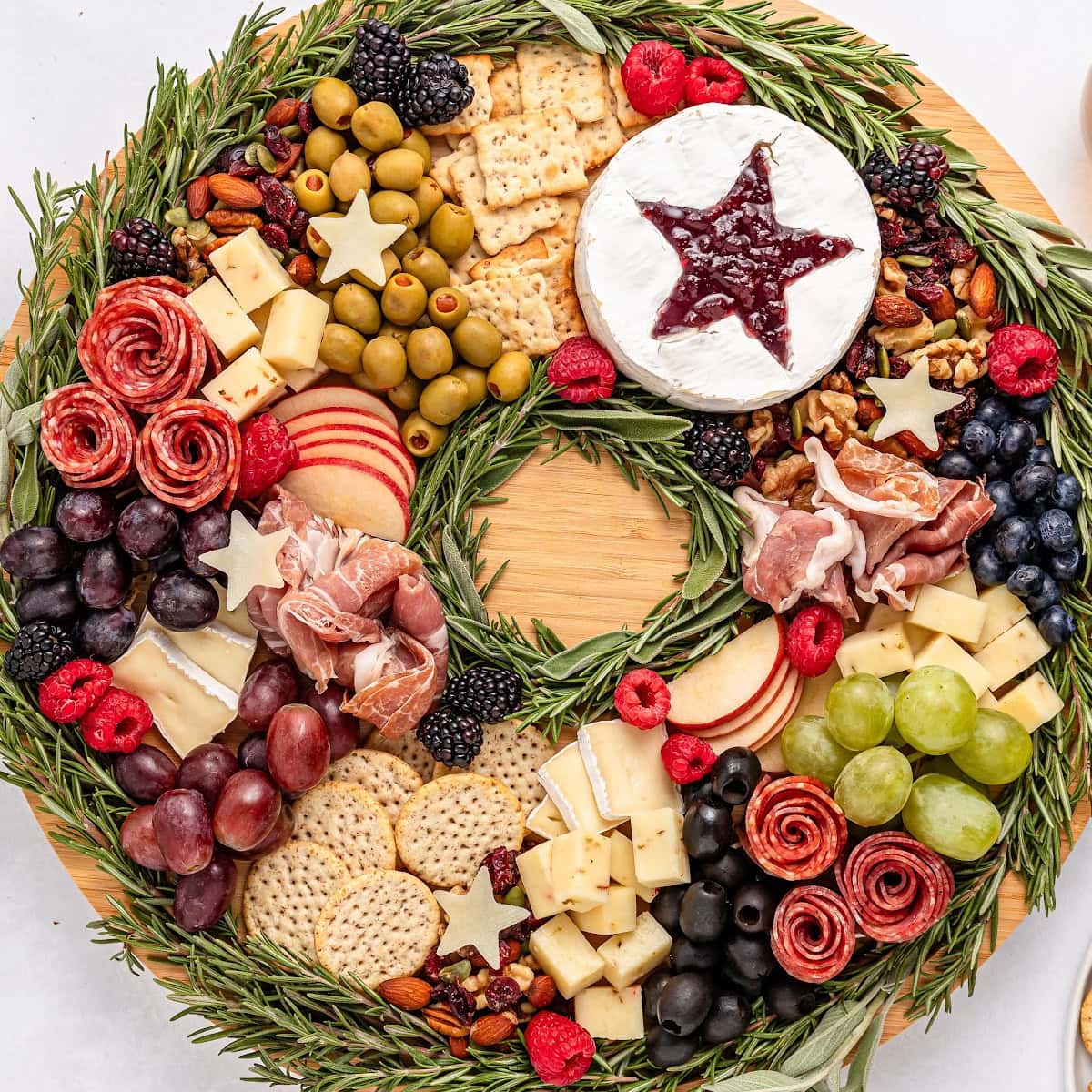 Festive Wreath Charcuterie Board 1 wreath charcuterie board featured image